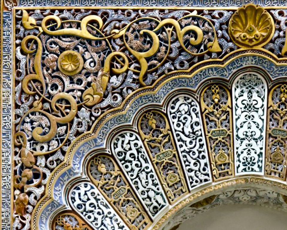 Imagen en la que se aprecian los elementos decorativos del Palacio de la Madraza de Granada.