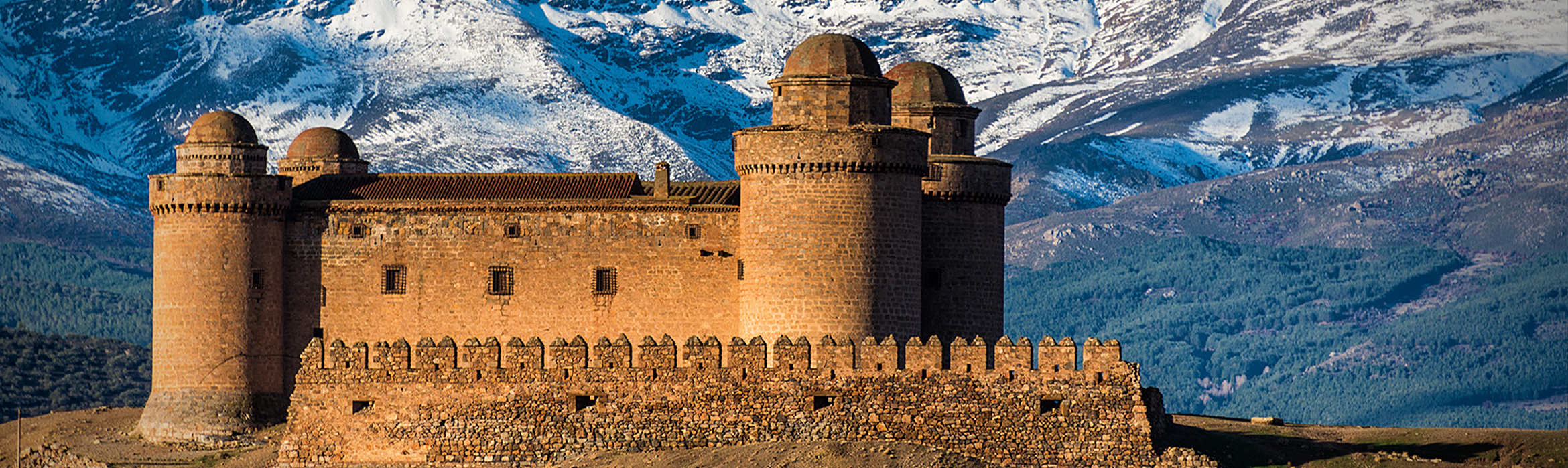 Castillo de La Calahorra, localidad de la comarca de Guadix, con Sierra Nevada de fondo